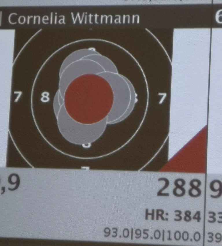 Besser als Wolfgang machte es an diesem Wettkampftag Cornelia Wittmann von Germania Prittlbach. Allerdings musste sie sicht trotz einer 100er Serie unserer bärenstarken Anni Birkmeir geschlagen geben.